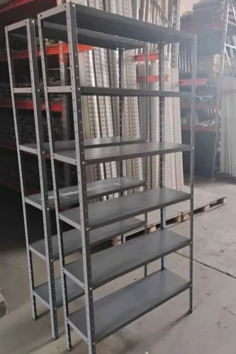Estantes de aço