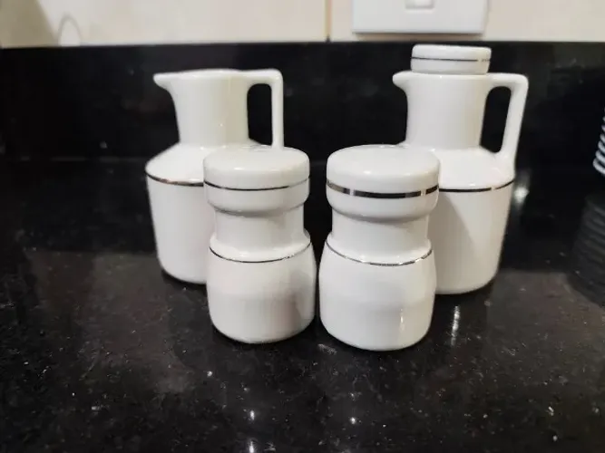 Conjunto completo do galheteiro antigo em porcelana branca Vera Cruz