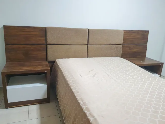 Cabeceira estofada com 2 mesas