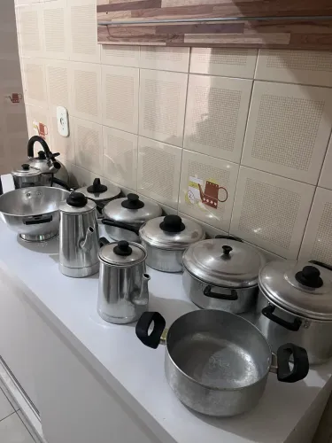6 Panelas, 2 bules, 2 leiteiras, 1 escorredor de macarrão e 1 chaleira