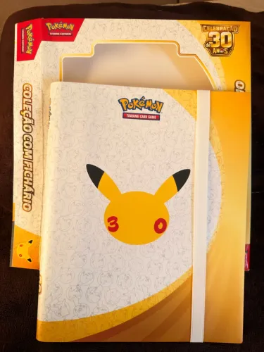 Fichário Pokémon 30 anos + 128 cartas base set