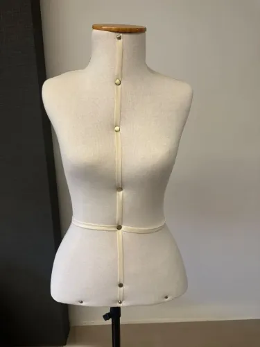 Manequim Feminino Pedestal Mounlage