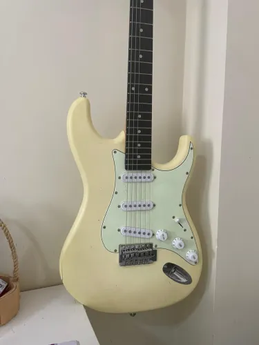 GUITARRA ELÉTRICA MEMPHIS ACOMPANHADA DE AMPLIFICADOR