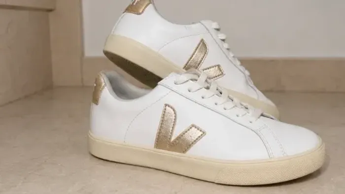Tênis VERT branco e dourado
