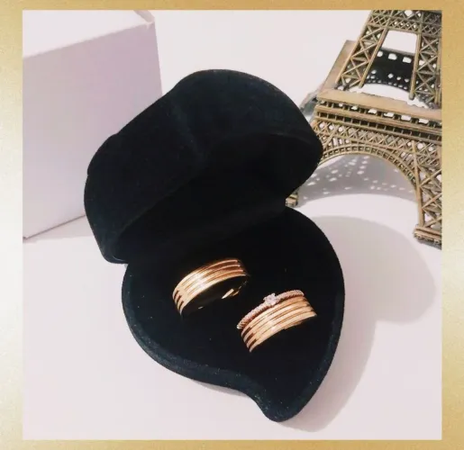 Par de Alianças Retas Escv. c Frisos 5mm Ouro18K Banho + Solitário. Casamento - Promoção!!
