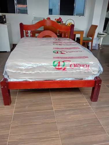 CAMA DE CASAL DE MADEIRA COM COLCHÃO, FAÇO ENTREGA!!