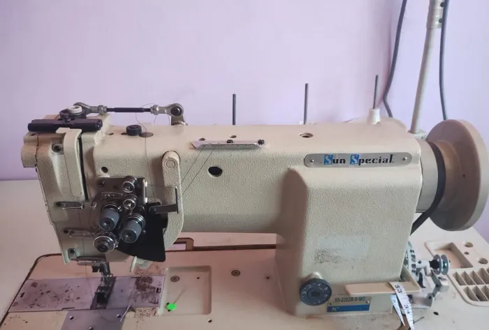 Máquina Reta Pespontadeira industrial duas agulhas alternadas