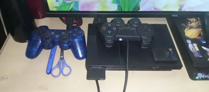 PS2 com dois controles e vários jogos