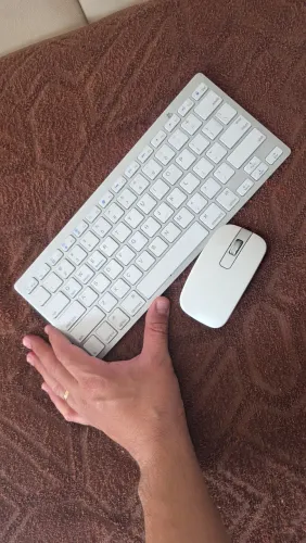 Teclado e mouse sem fio Bluetooth.