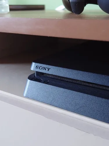 PlayStation 4 Slim + 2 controles originais