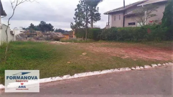 Terreno à venda em condomínio fechado na Granja Viana
