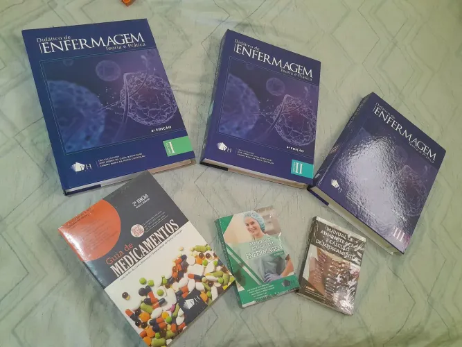 Vendo livros novos para estudantes de enfermagem ou técnico em enfermagem