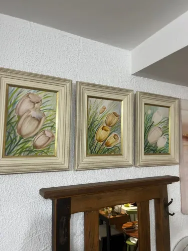 Trio de Quadros Florais com Moldura Clássica - Elegância Atemporal