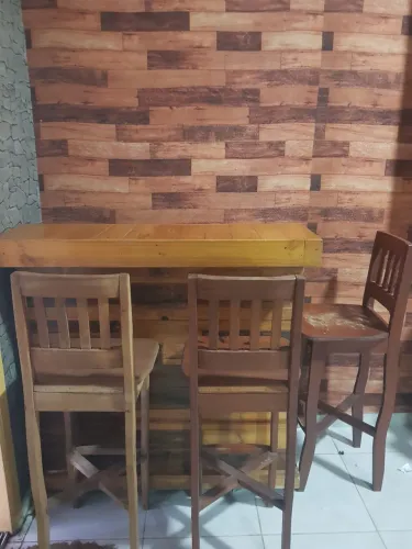 Balcão com as cadeiras