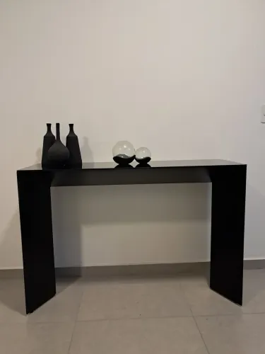 Vendo aparador preto em madeira 100% MDF com tampo de vidro preto