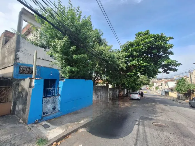 Terreno a venda com 155m, construção em 2 andares, bastante amplo.