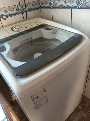 Máquina de lavar roupas usada.