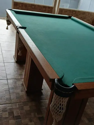 Vende_se mesa sinuca toda de madeira angelim com quatro tacos precisando de reforma 