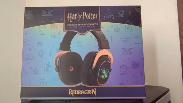 Fone Headset Gamer Harry Potter Hogwarts RGB Redragon Preto E Dourado Hp-510 RGB
