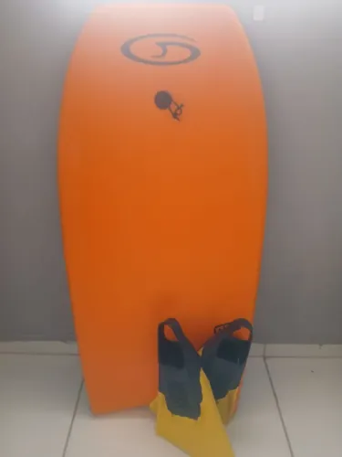 Prancha de bodyboard e pés de Pato
