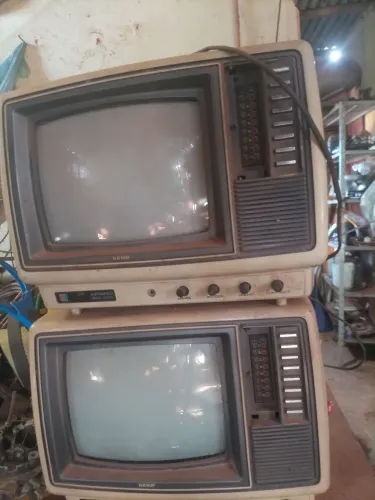 Televisão duas televisão antiga está funcionando