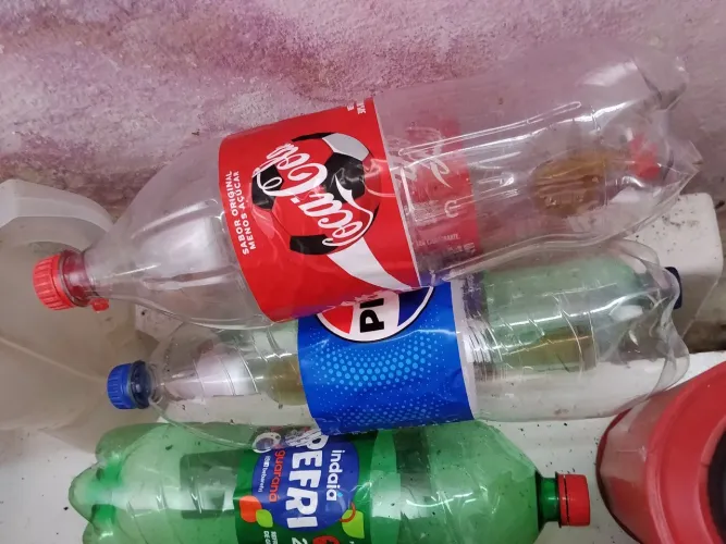 6 Garrafa pet 2l vazia 2,00 cada ou troco