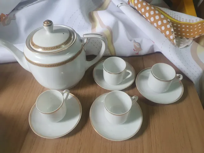 Jogo de chá Noritake porcelana branca com dourado