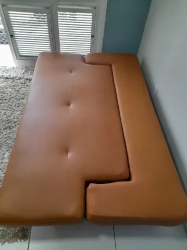 Sofá cama casal em couro. Ótimo estado de conservação