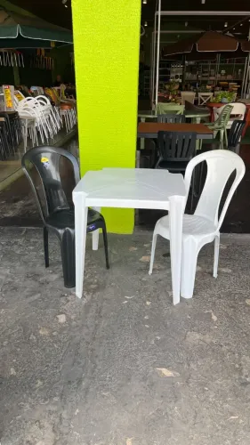 Jogo - 4 Cadeiras + 1 Mesa de plástico PRATAGY