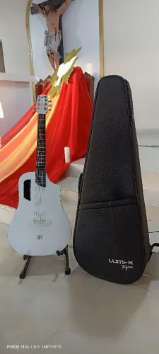 Violão Tagima lumi x, com efeitos de Chorus, delay e reverb e acompanha uma luxuosa bag!
