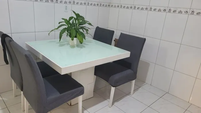 Mesa branca de madeira 