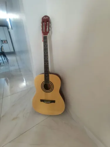 Violão a venda novo nunca usado ,já vem com a bolsa pra guarda o violão ,e aceito cartão