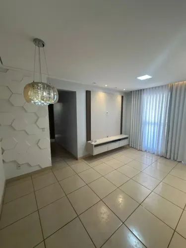 Apartamento á venda com ótima localização, acabamento moderno, armários e 2 quartos