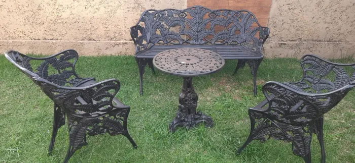 Conjunto de mesa e cadeiras Samambaia em Alumínio Fundido usado