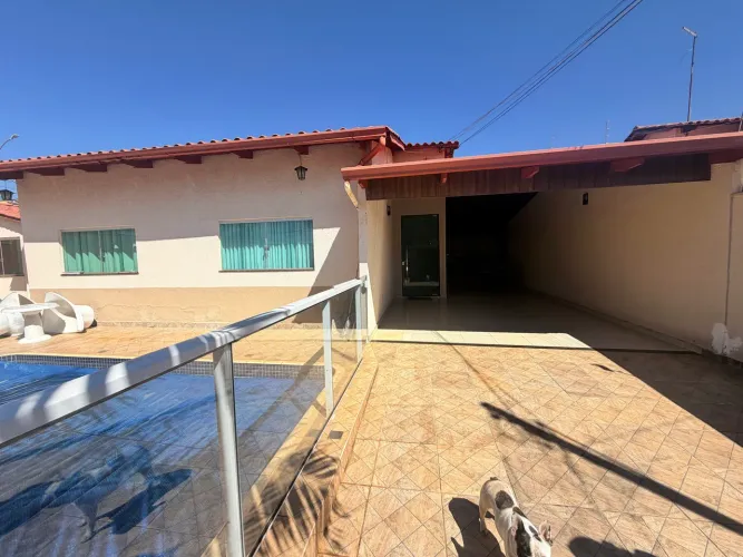 OPORTUNIDADE - CASA DE ESQUINA COM PISCINA NO JARDIM MARILIZA
