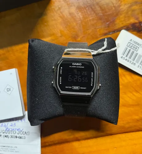 Relógio Casio Vintage Modelo A168WEMB-1BDF Correia Cinza Bisel Ciano Fundo Preto