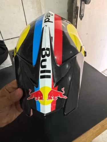 Capacete RedBull.