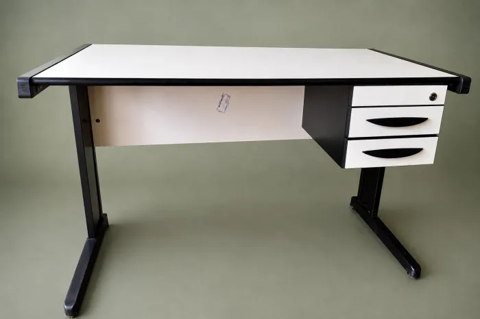 Mesa de escritório c/ duas gavetas marca Marzo Vitorino