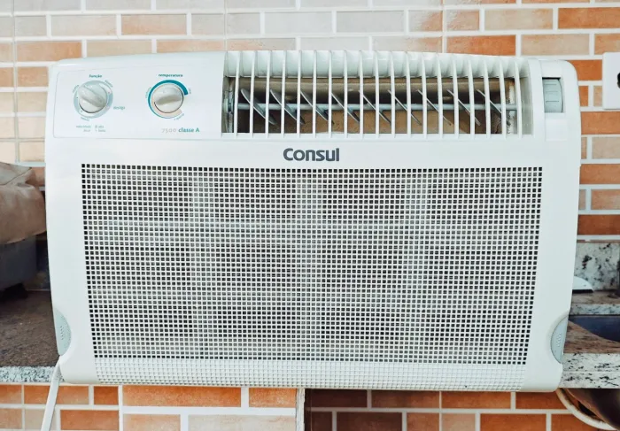 Ar Condicionado 7500 BTUs Cônsul Quente e Frio 220v