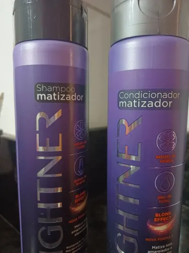Cabelos lindos e macios com efeito loiro matizador