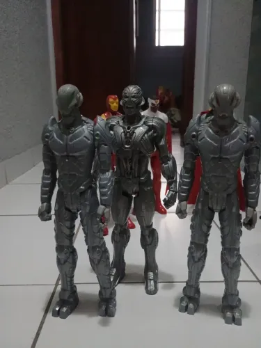 Boneco Ultron 30 cm Marvel Vingadores 30 cm