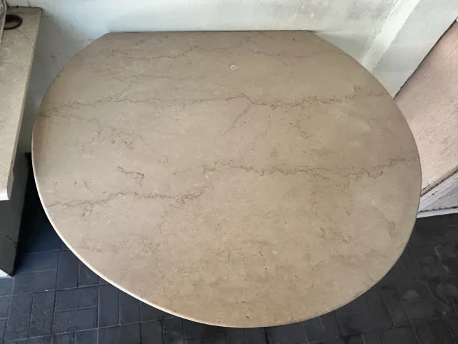 Mesa de pedra mármore e estrutura de ferro