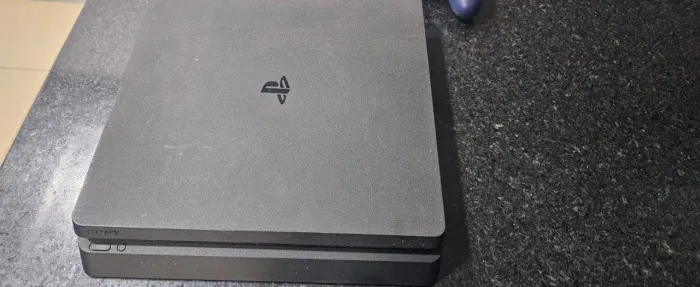 Vendo um vídeo game PS4 com dois controles originais 