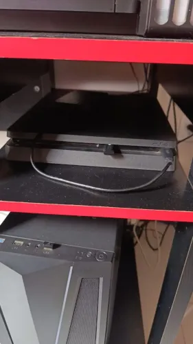 Vendo um Playstation 4, com 4 jogos