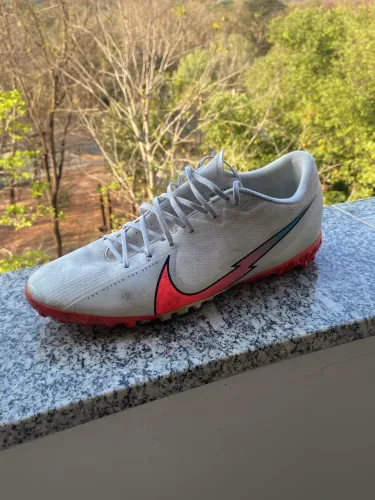 Chuteira Nike Society