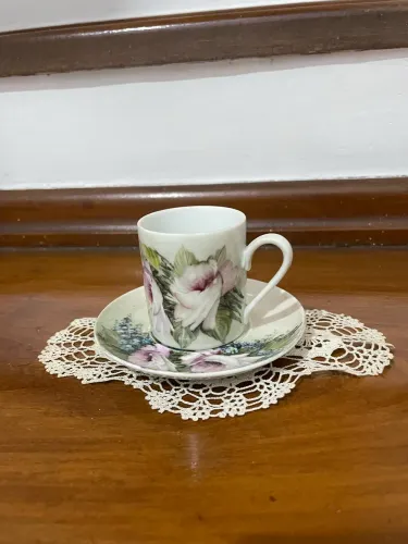 Xícara de café com pires pintado a mão porcelana Real do Brasil