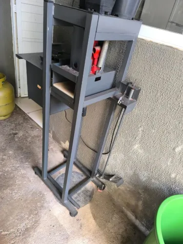 Máquina de chinelo Manual e já vem com a slim de fazer corte no chinelo.