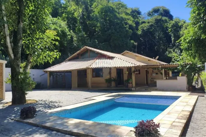 VENDO CS COM 4 QUARTOS (2 SUITES), AREA GOURMET COMPLETA COM PISCINA, GARAGEM COBERTA, NA 