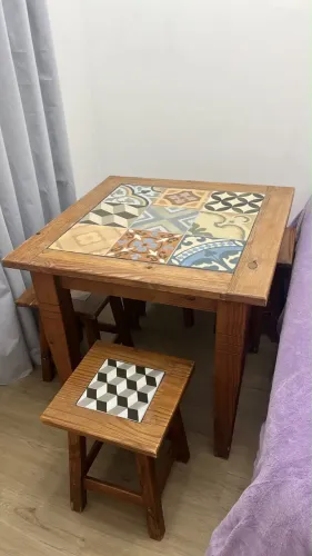 Mesa de madeira maciça + 4 banquetas