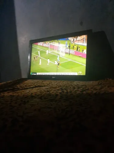 Televisão em bom estado pegando com converso